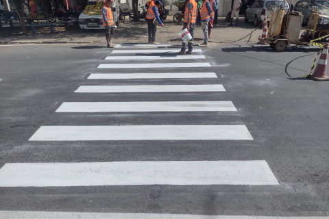 LAPÃO: Prefeitura atende pedido dos comerciantes e faz faixa de pedestre.