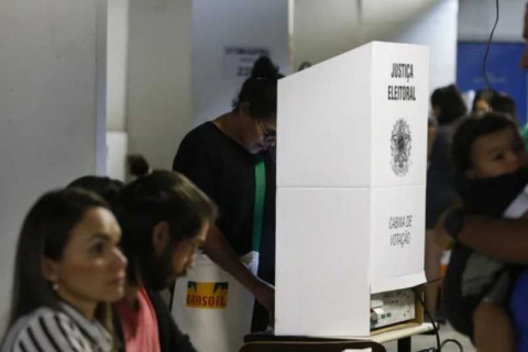 Eleições 2024: É permitido votar de bermuda e chinelo?