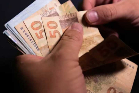 Veja o que especialistas recomendam fazer com o dinheiro do 13º