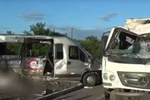 Colisão entre van e caminhão deixa seis mortos e nove feridos no Norte baiano
