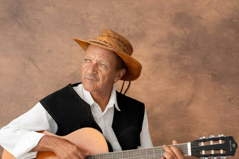 Morre Wilson Aragão, cantor e compositor baiano, aos 75 anos