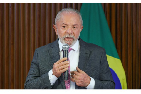 "Eu não decidi se serei candidato ainda", diz Lula.