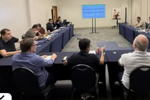 ACM Neto faz reunião com aliados, organiza cenário político da Bahia e faz "rascunho eleitoral" para 2026