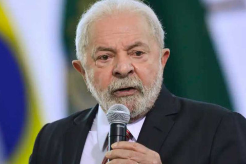 Lula sanciona lei que proíbe uso de celular nas escolas em todo o país